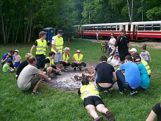 Przy ognisku przy ognisku tak siedzimy sobie fajnie. Nikną mysli i marzenia, bo ognisko wszystko zmienia