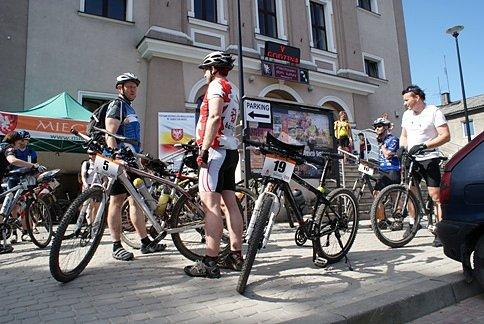 Odprawa, rozdanie map, runda honorowa po rynku i start!!