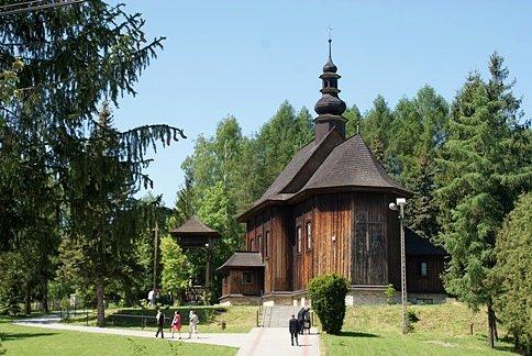 Drewniany kościółek po drodze do punktu w Przybysławicach