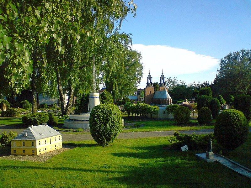 Tylko w Pobiedziskach dwie największe katedry wielkopolskie stoją obok siebie - Skansen miniatur