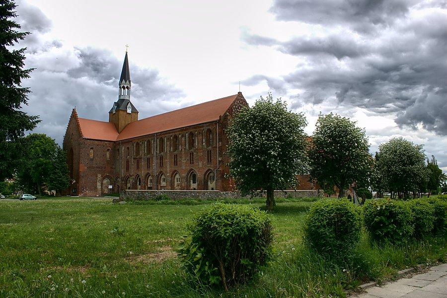 Widok na kościół w Kołbaczu od strony płn-zach