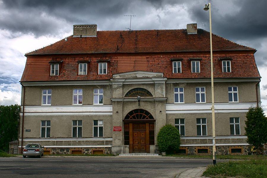 Pałac klasycystyczny (naprzeciw kościoła), z 2. polowy XVIII w., przebudowany w XX w.,