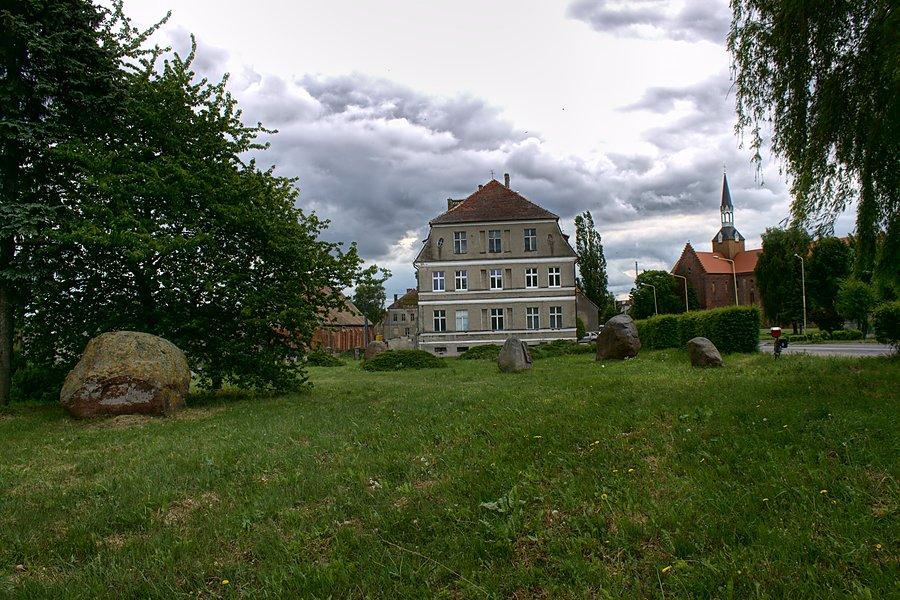 Głazy przy pałacu w Kołbaczu