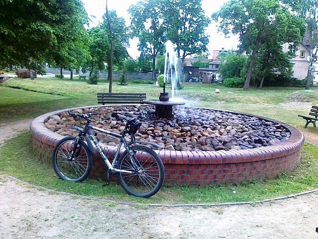Przy fontannie w centrum Wielenia