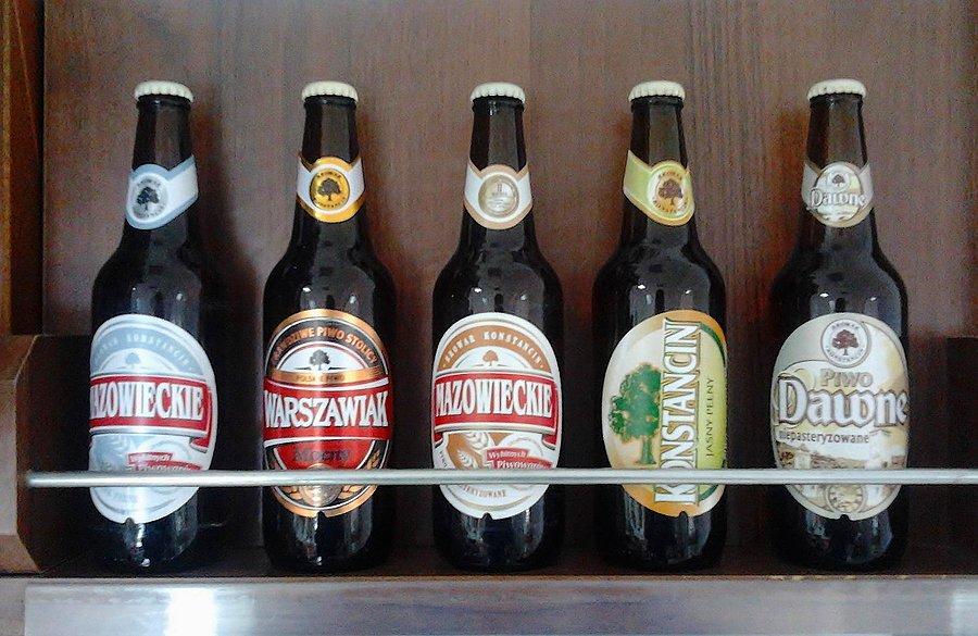 Górna półka w sklepie "Pod Gruszą"