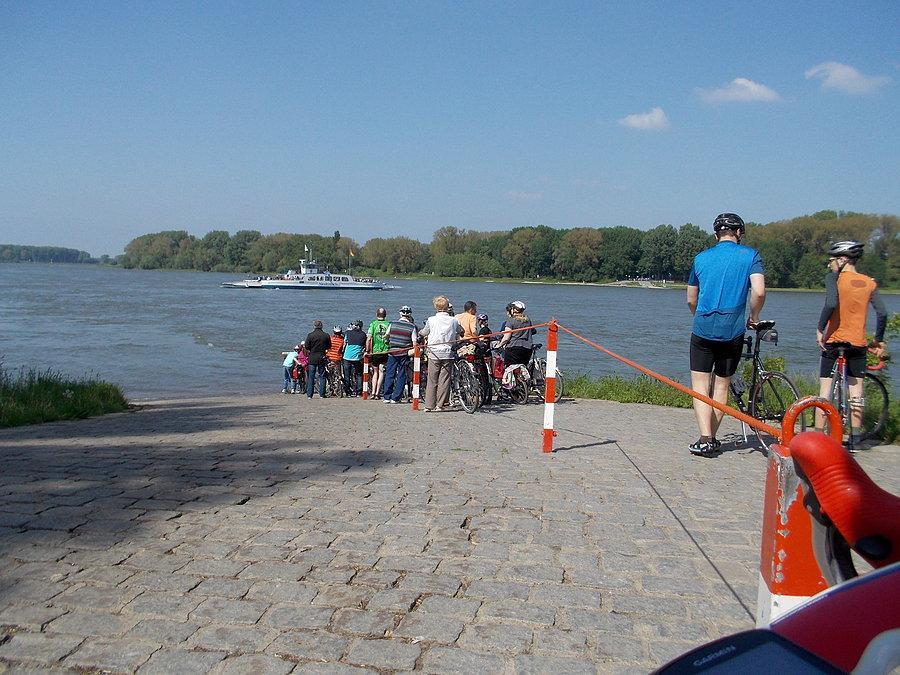 Duża D-K-D Rhein runda - kolejka na prom koöo Zons/Düsseldorf