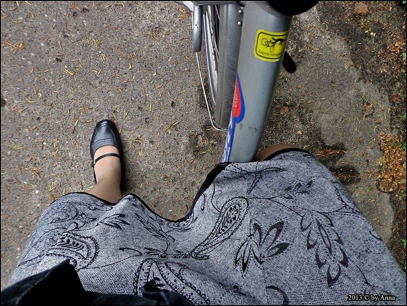 Spódnica, pantofelki na obcasie + rower.... daje radę! :-)