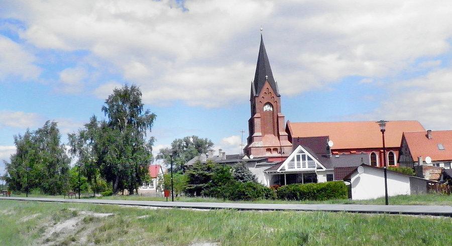 Kościół w Nowym Warpnie widziany od strony zachodniej