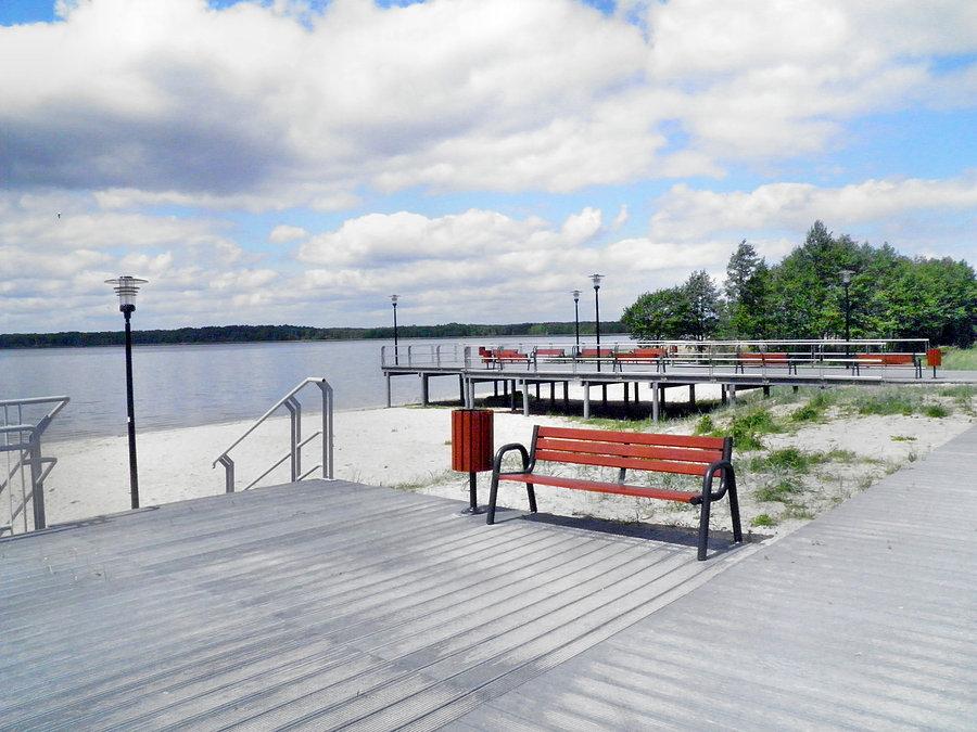 Ładnie prezentuje się otoczenie plaży nad jeziorem Nowowarpienskim