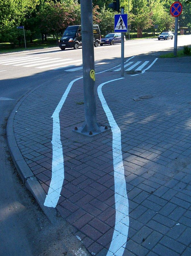Słupy sygnalizacji na ddr