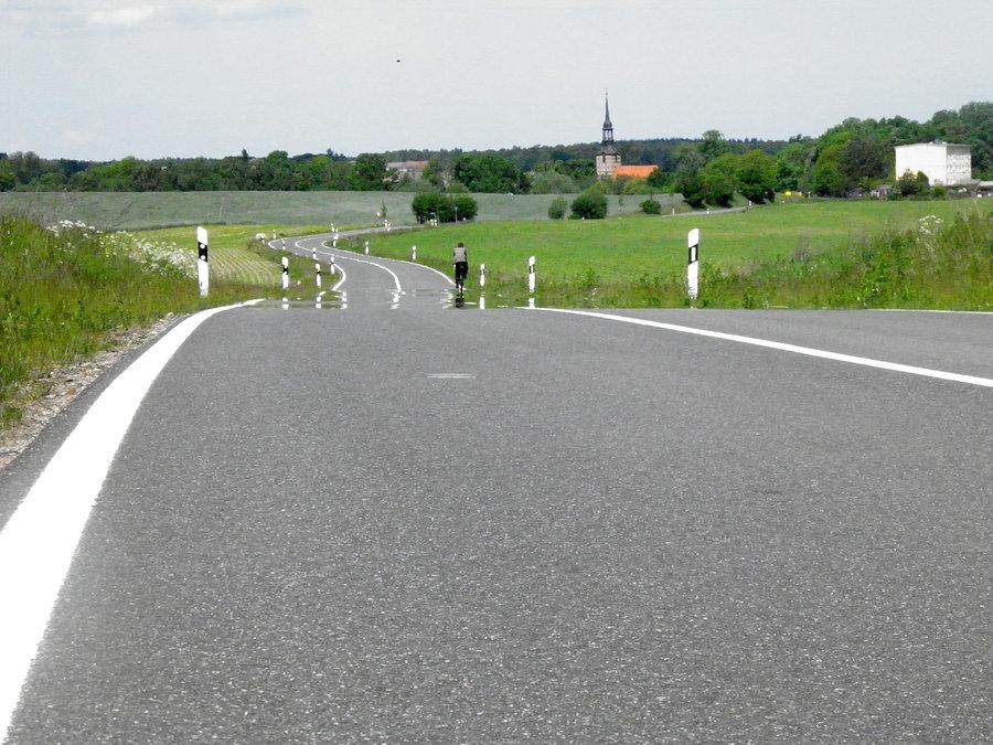 Pofałdowana droga między Ladenthin i Schwennenz