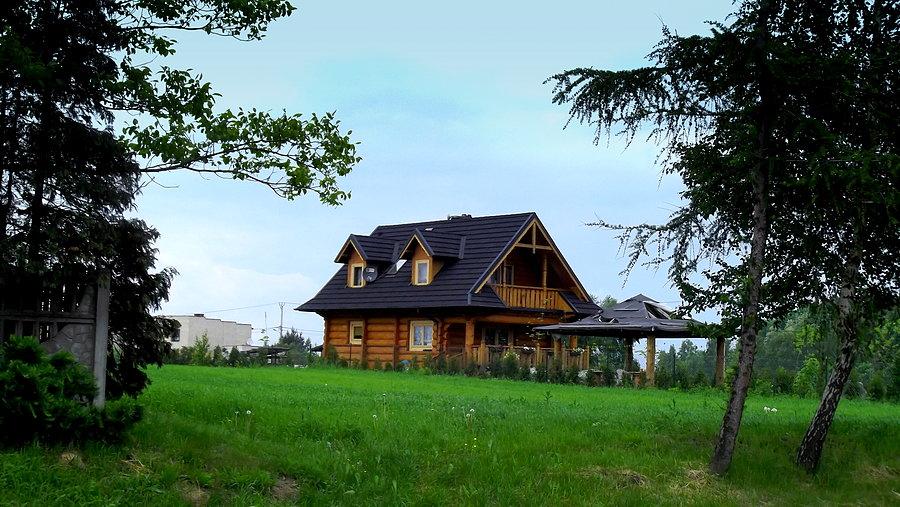 Rogów. Drewniany domek przy drodze