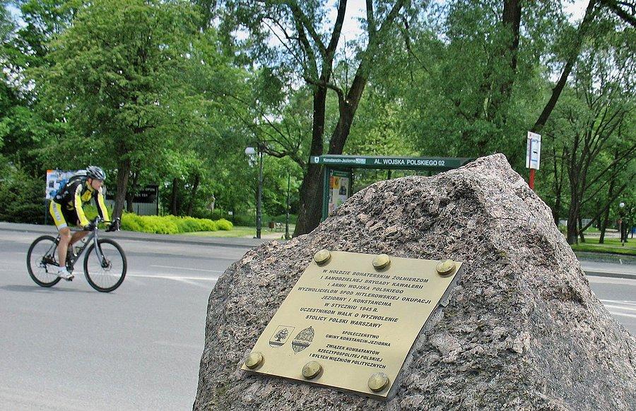 Pamiątkowy kamień przy Starej Papierni w Jeziornie
