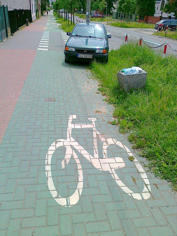 Przy skrzyżowaniu Kilińskiego z Dekabrystów. Na ddr i trawniku