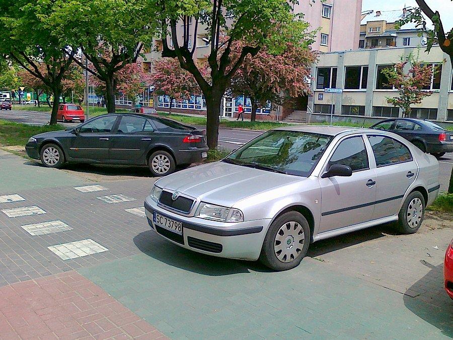 Przed Prokuraturą Rejonową. Na ddr i trawniku