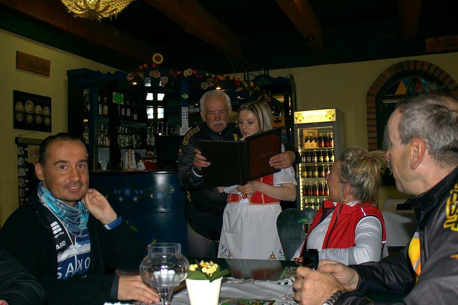 Na obiedzie w Szymbarku Leszek załatwia obniżkę cen :)