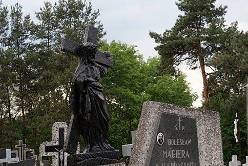 Czarny i biały Chrystus na cmentarzu w Białobrzegach