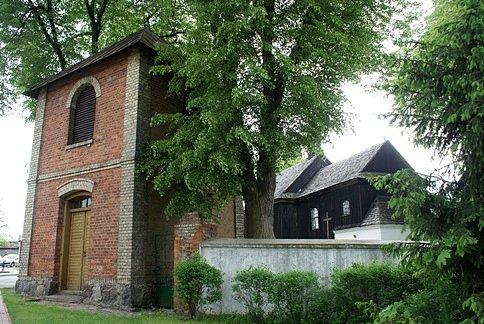 Drewniany kościół w Białobrzegach z murowaną dzwonnicą