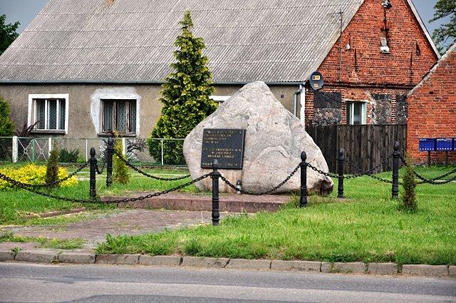 Głaz ku czci Powstańców Wielkopolskich w Walkowicach