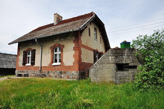 Budynek wraz z przyległym schronem bojowym