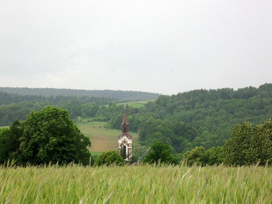 Kościół w Futomie i burza w tle