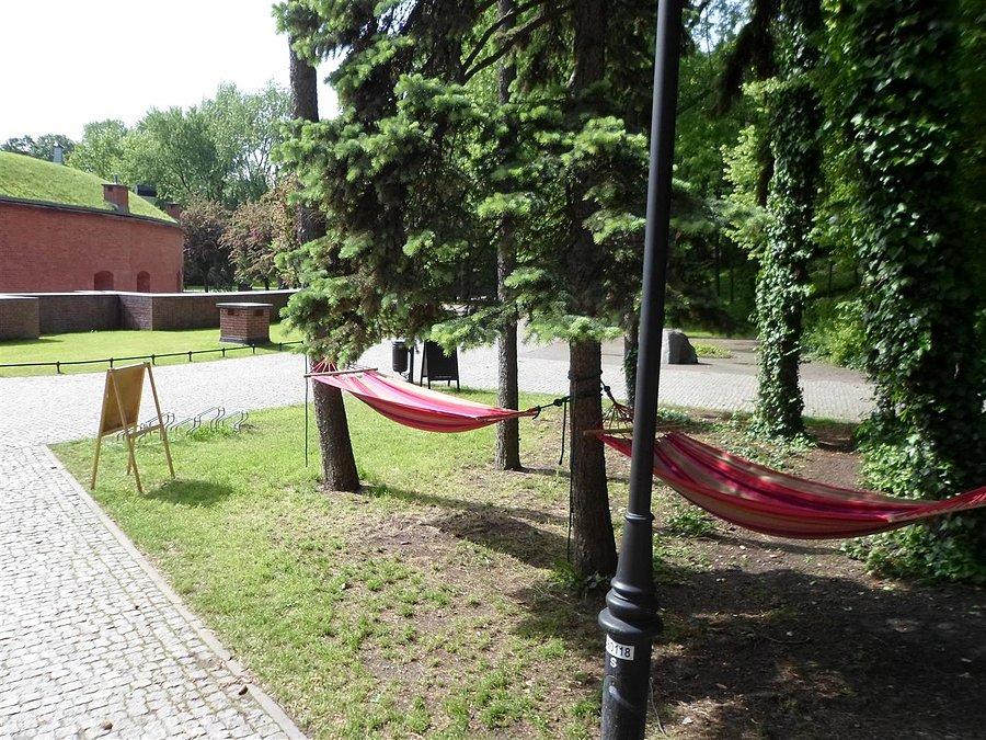...zapewnia hamaki dla klientów