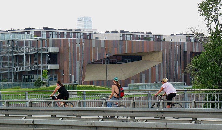 Rowerzyści i Centrum Nauki Kopernik