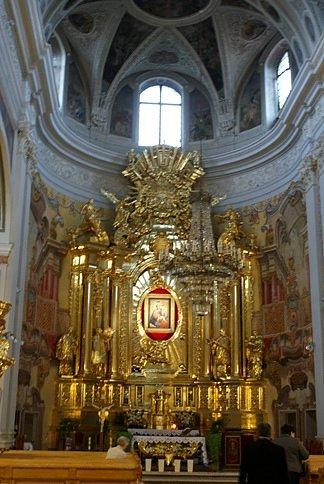 W ołtarzu głównym znajduje się bardzo cenny obraz Matki Bożej Pocieszenia, zwany Matką Bożą Trybunalską