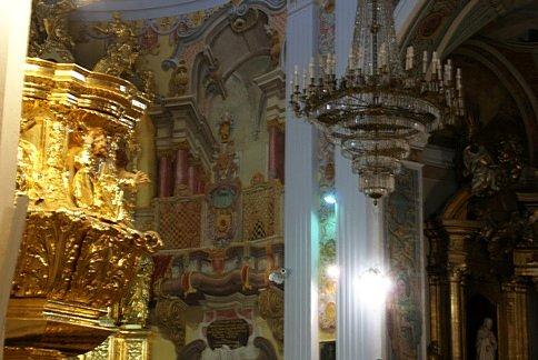 Fresek na ścianach i sufcie tutaj nie brakuje, są piękne