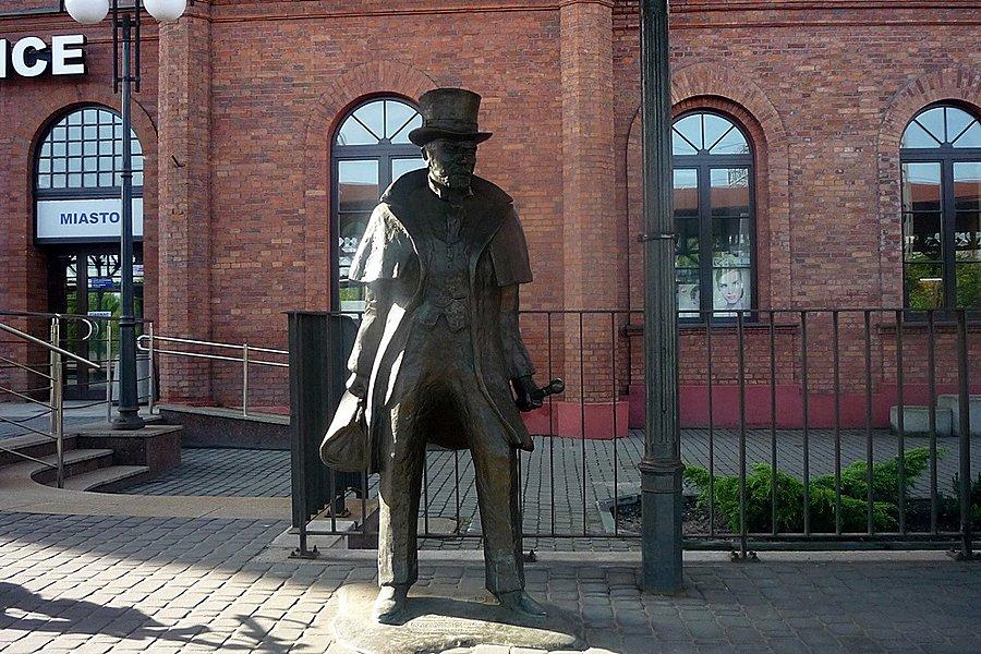 Wokulski czeka na pociąg