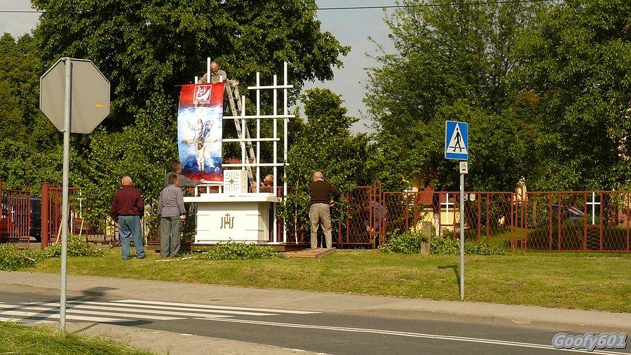 Ołtarz lepiej wybudować póki jeszcze nie pada ;)
