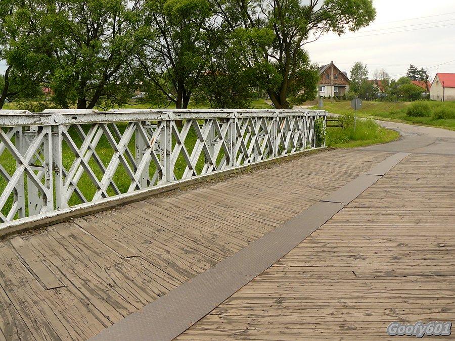 Drewniano-skręcany mostek :)