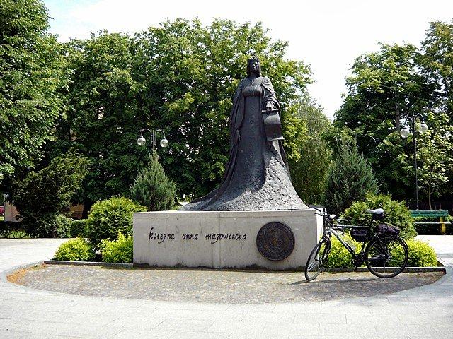 Pomnik Księżnej Anny Mazowieckiej w Ostrowii Mazowieckiej