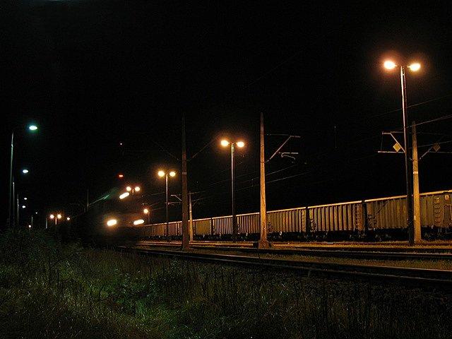 Pociąg towarowy nocą w Goworkach