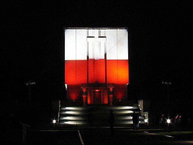 Biało-czerwona iluminacja Fortów Bema