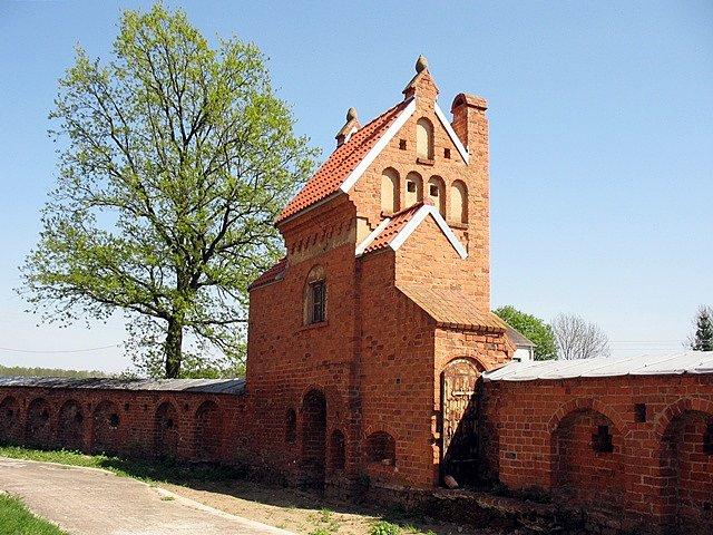 Mur obronny wokół kościoła w Kleczkowie