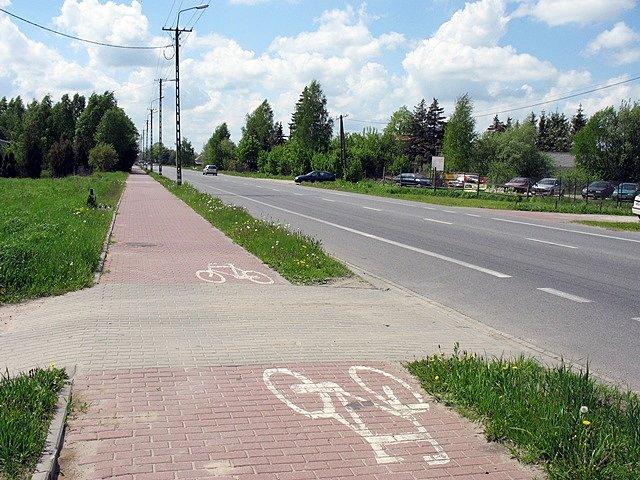 Kiepska droga rowerowa, a obok takie ładne pobocze