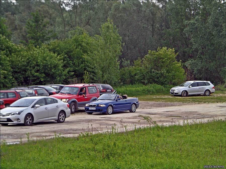 W Terenówce było 5 osób i rowery w bagażniku (domniewywam, że 5). W Cabrio były 2 osoby i 2 rowery..... rozłożone i położone na tylnej kanapie z samochodu wystawały widelce. Warto też zauważyć, że Cabrio było na brytyjskich blachach i z ki