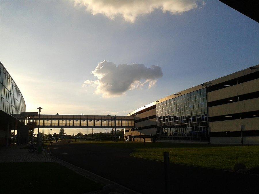 Chmura nad lotniskiem