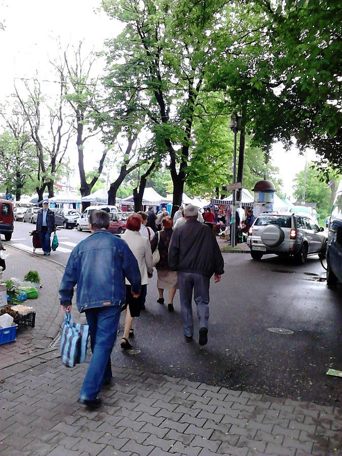 Miejscowy bazarek w okolicy dworca