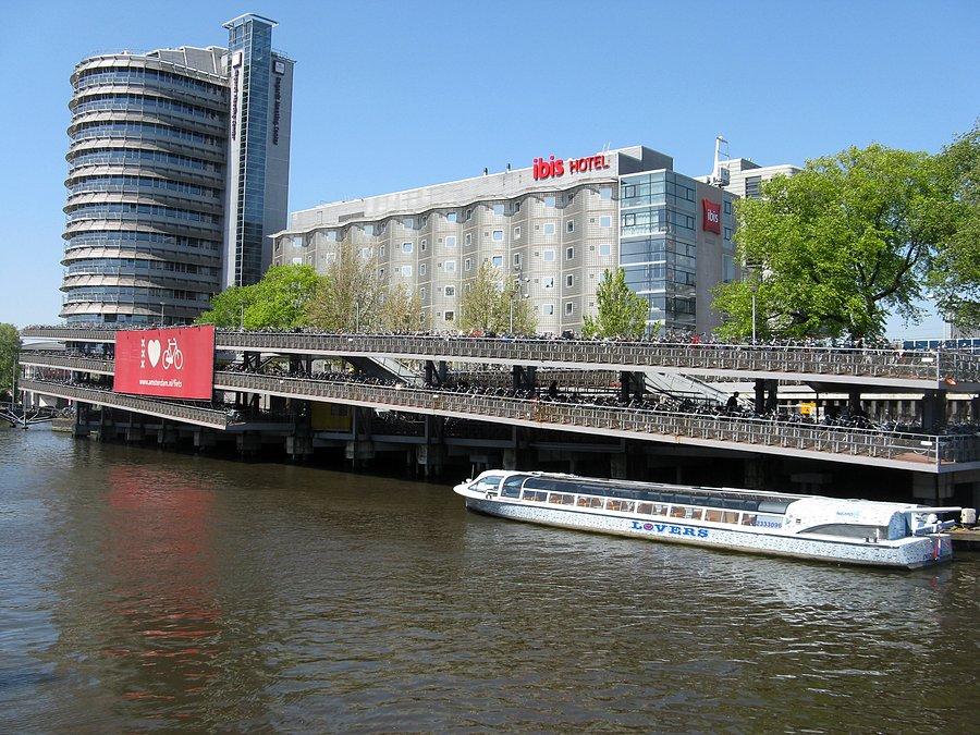 Piętrowy parking rowerowy