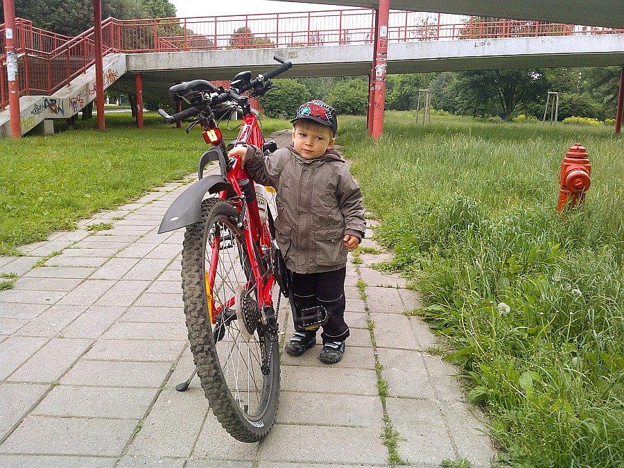 Kacper z taty rowerem