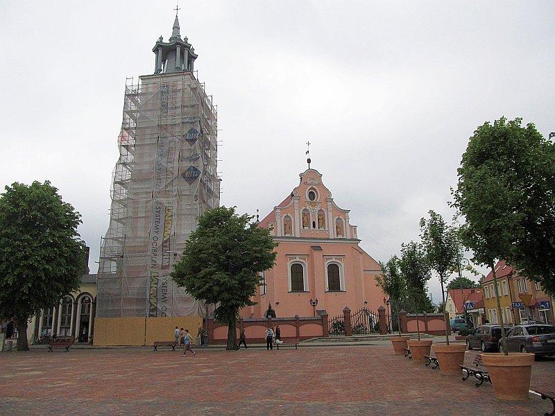 Remontowany kościół na rynku w Chodzieży
