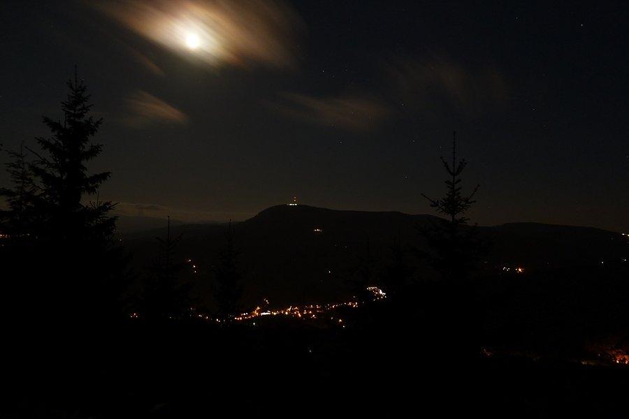 Nocny widok na Skrzyczne
