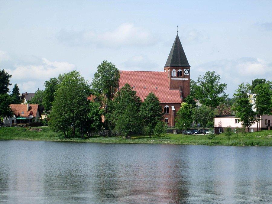 Widok na kościół pod wezwaniem M.B Królowej Różańca Świętego w Przywidzu