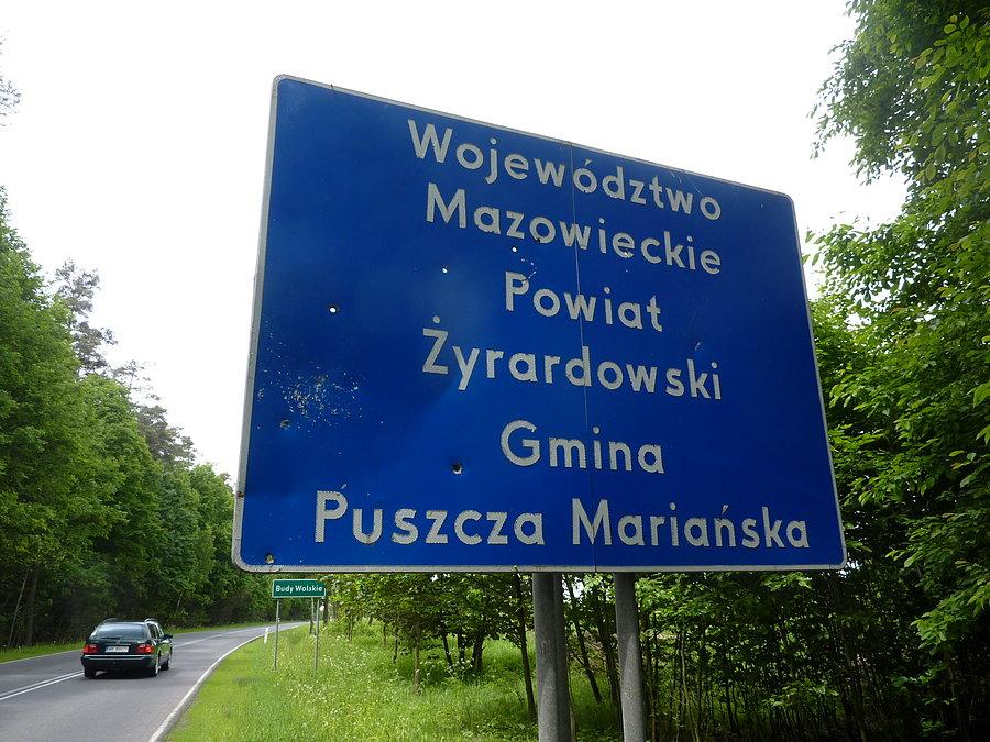 Dlaczego ktoś strzelał do tej tablicy? Ot, taka zagadka