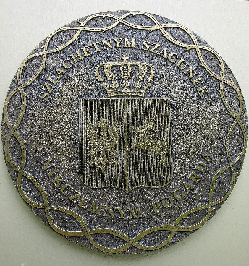 Medalion z postumentu Figury MB na cmentarzu służewskim