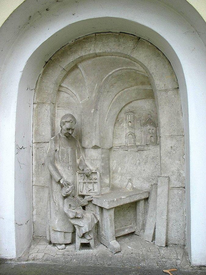 Rzeźba w niszy plebanii
