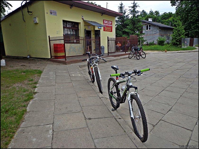 Żeby tradycji stało się zadość.... Sklep Ryś w Sierakowie ;]