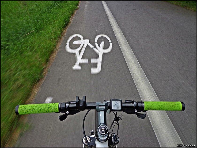 Dziwnie się jedzie wytyczonym pasem dla rowerów po lewej stronie drogi :D